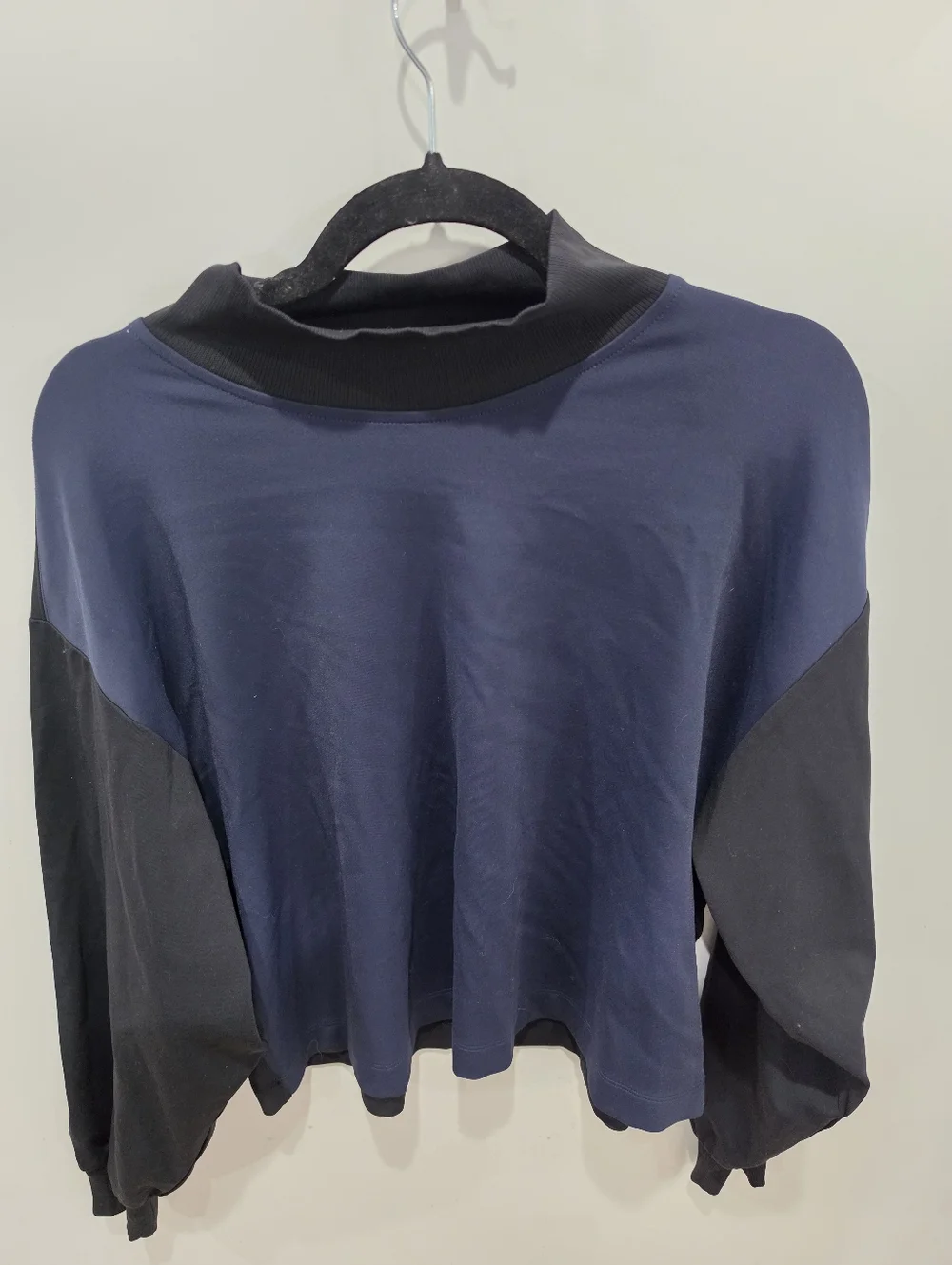 Athleta Venice Navy and Black Colorblock Pullover Sweat Shirt Sz L Light Weight